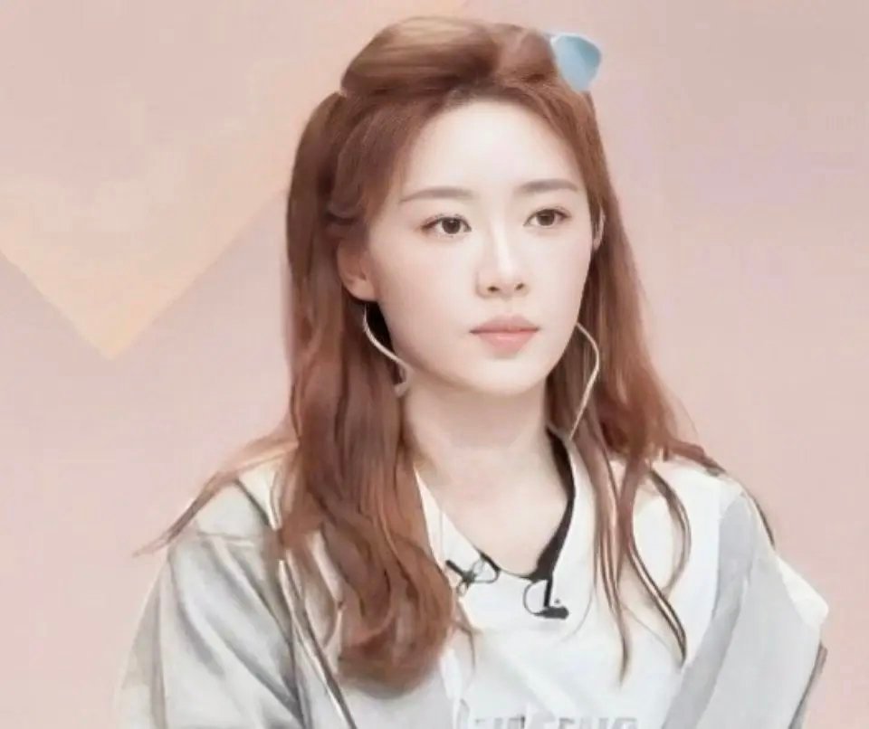 浪姐多来点老实人吧她真的老实人 补她天生优我 话少事少还好舞台多 好像还挺爱干净