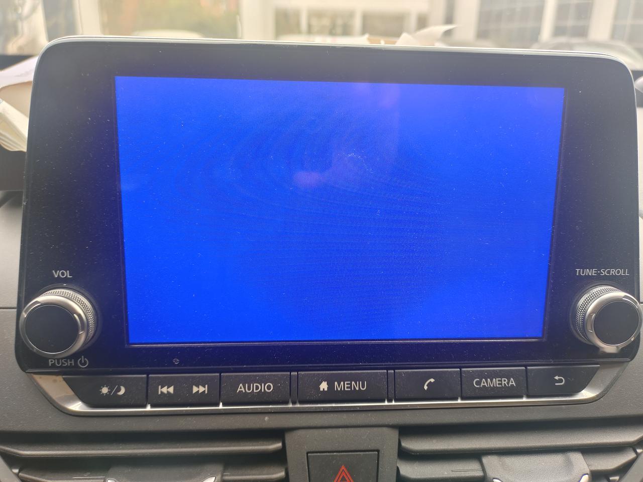 这个Nissan天籁车的显示屏经常不干活，真令人无语! 都说日系车技术好，看来瑕