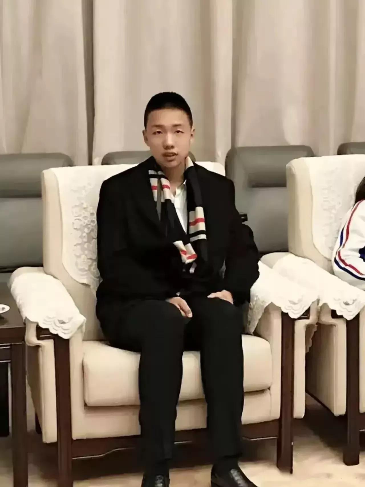 伟人唯一的曾孙
毛东东正襟危坐，
儒雅大方自然。
传承了伟人的精神和风范[赞]