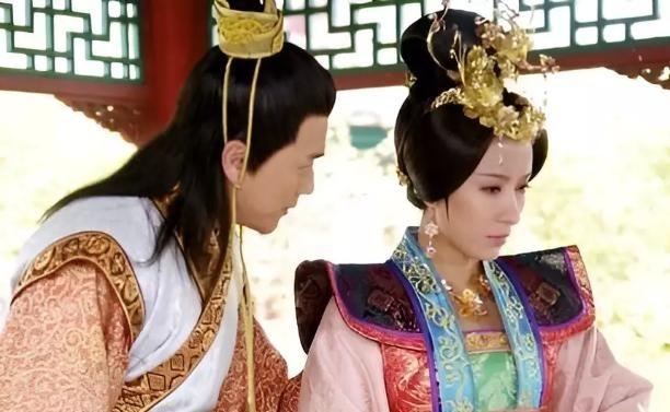 1464年，35岁万贞儿哭着和18岁明宪宗朱见深哭诉：“皇后打我。“看到万贞儿身