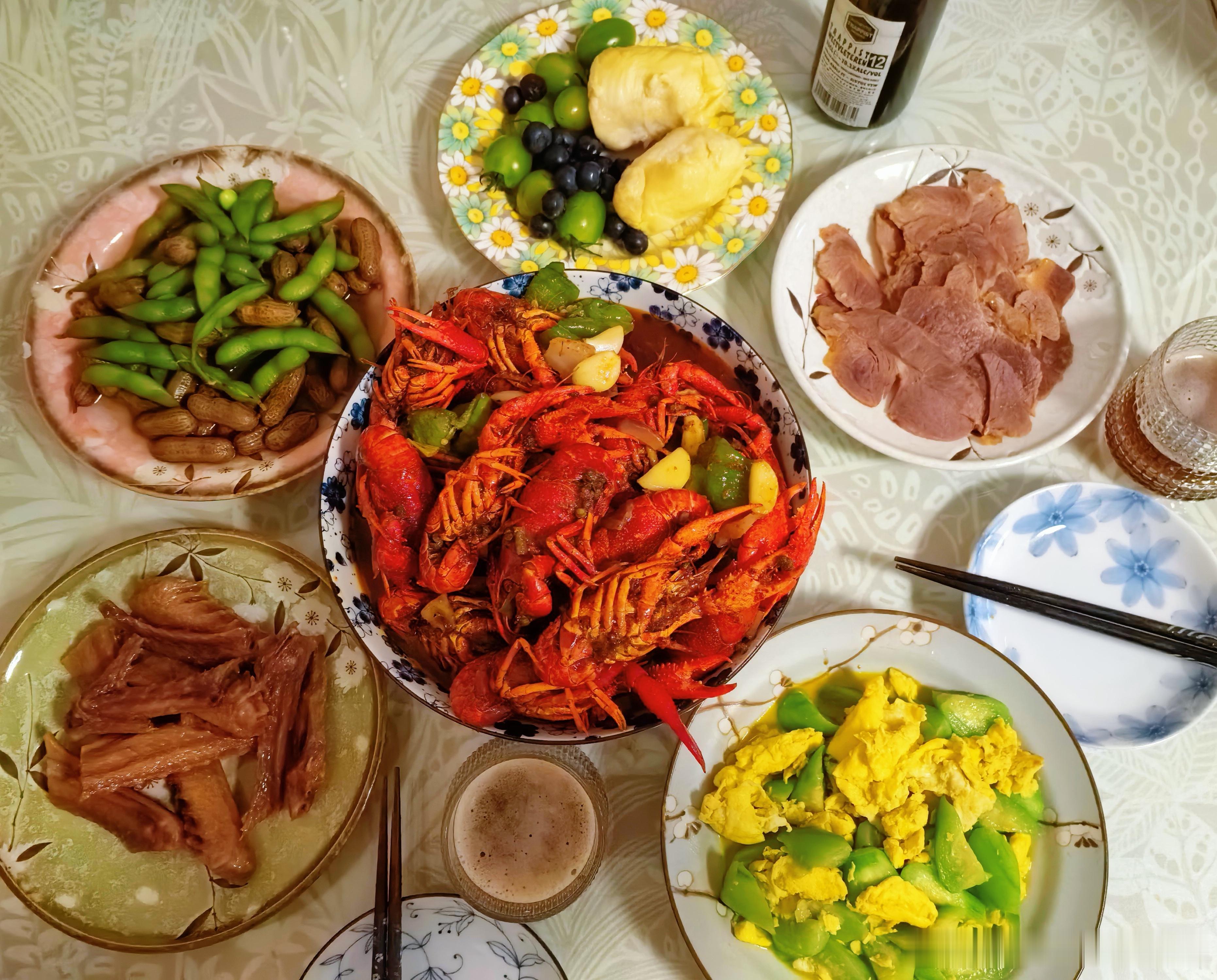 今晚继续小龙虾干杯 