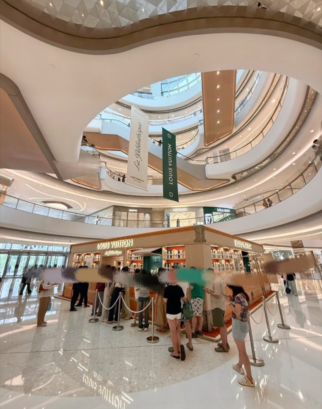 LV快闪店排队还蛮长，线上和线下完全不是那回事好像。 