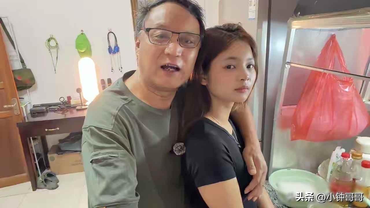 50岁博主晒20岁女友合照，称想让她另寻新欢，关系背后谁在买单？

包哥量地球最