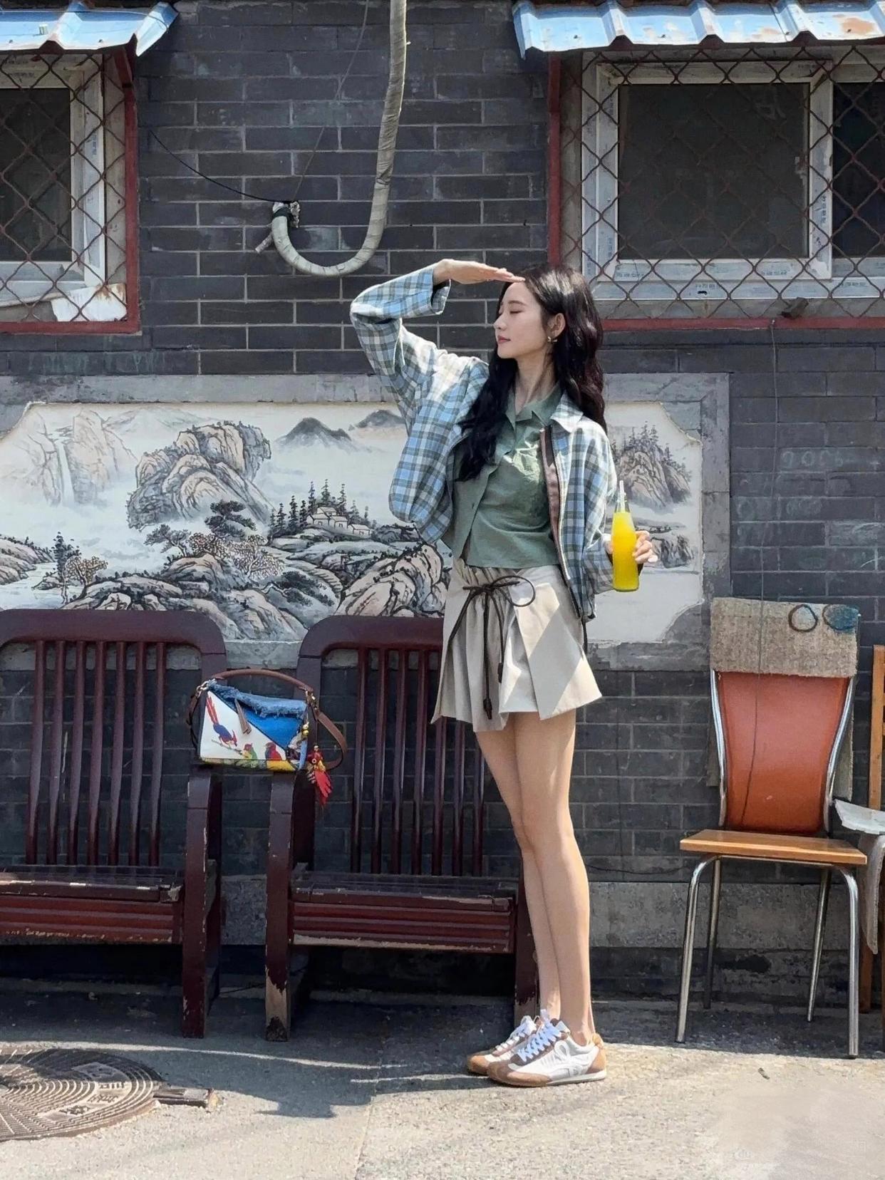 张艺凡私服造型真会穿！
格子短外套衬衫短裙，休闲时髦又减龄！