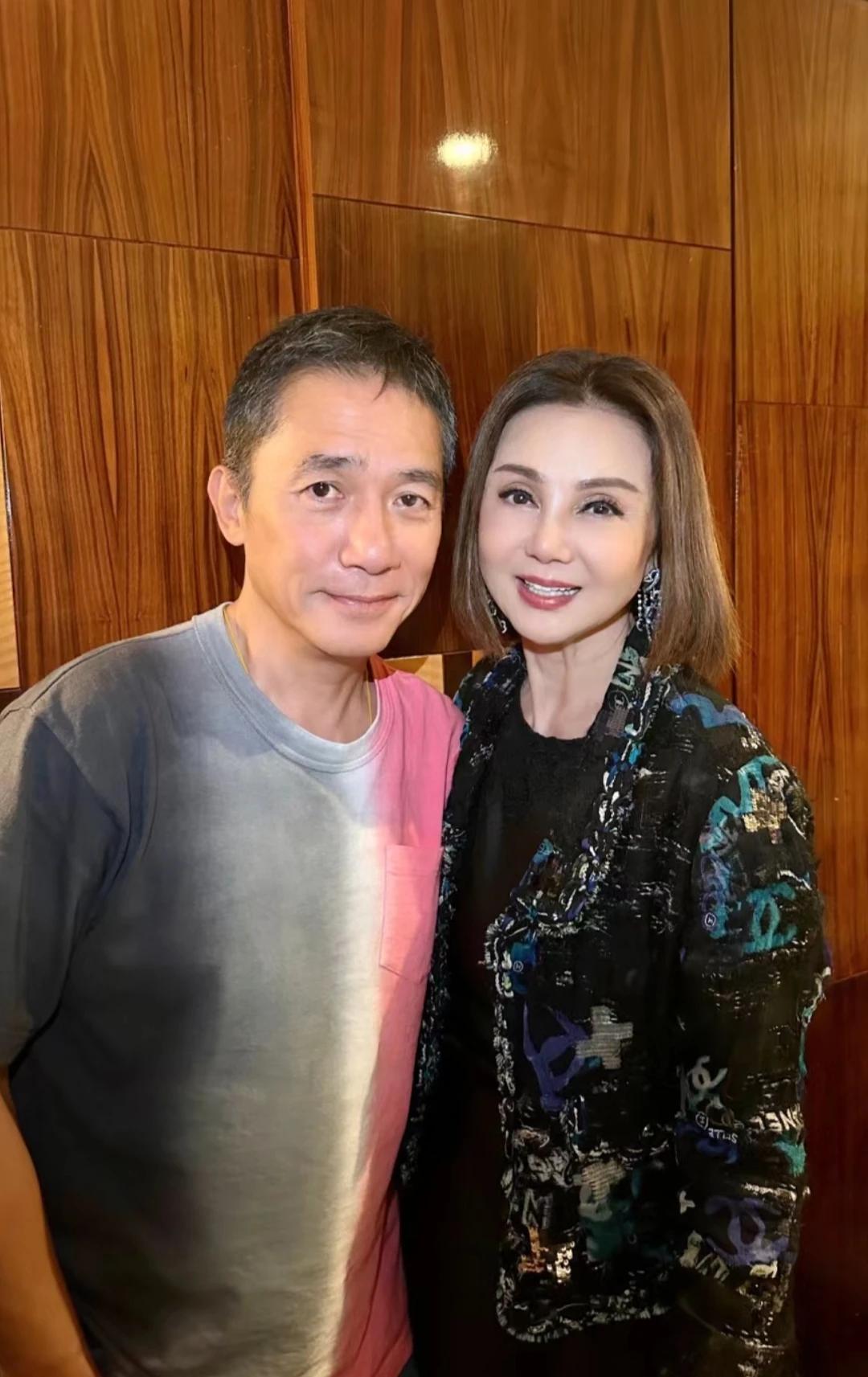 谢玲玲梁朝伟合影
9月5号凌晨，富豪林建岳前妻谢玲玲分享了与梁朝伟在伦敦相遇照片