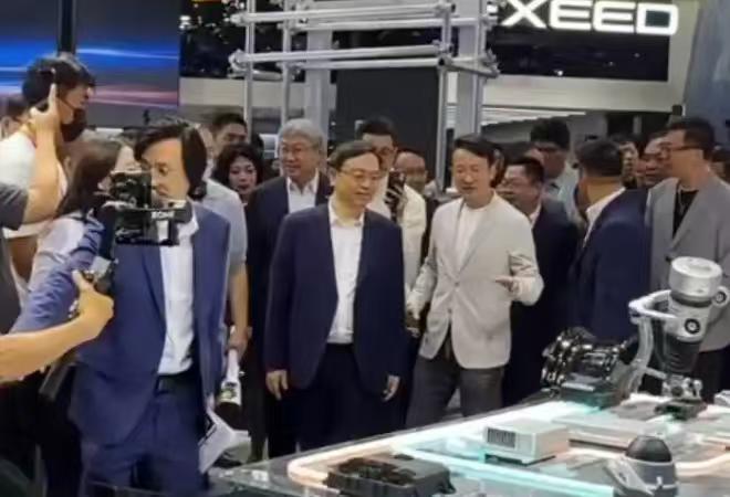 这次北京车展火爆了，车圈大佬无数，有意思的是，自家老板都在别家展台。
王传福两度