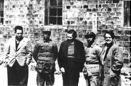 1939 年1月.陈毅、粟裕与来新四军工作的外国友人在军部合影。左起:德国记者汉