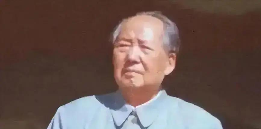 1976年，毛主席最后一次观看电影。然而，他看了不到十分钟，却突然嚎啕大哭，吓得