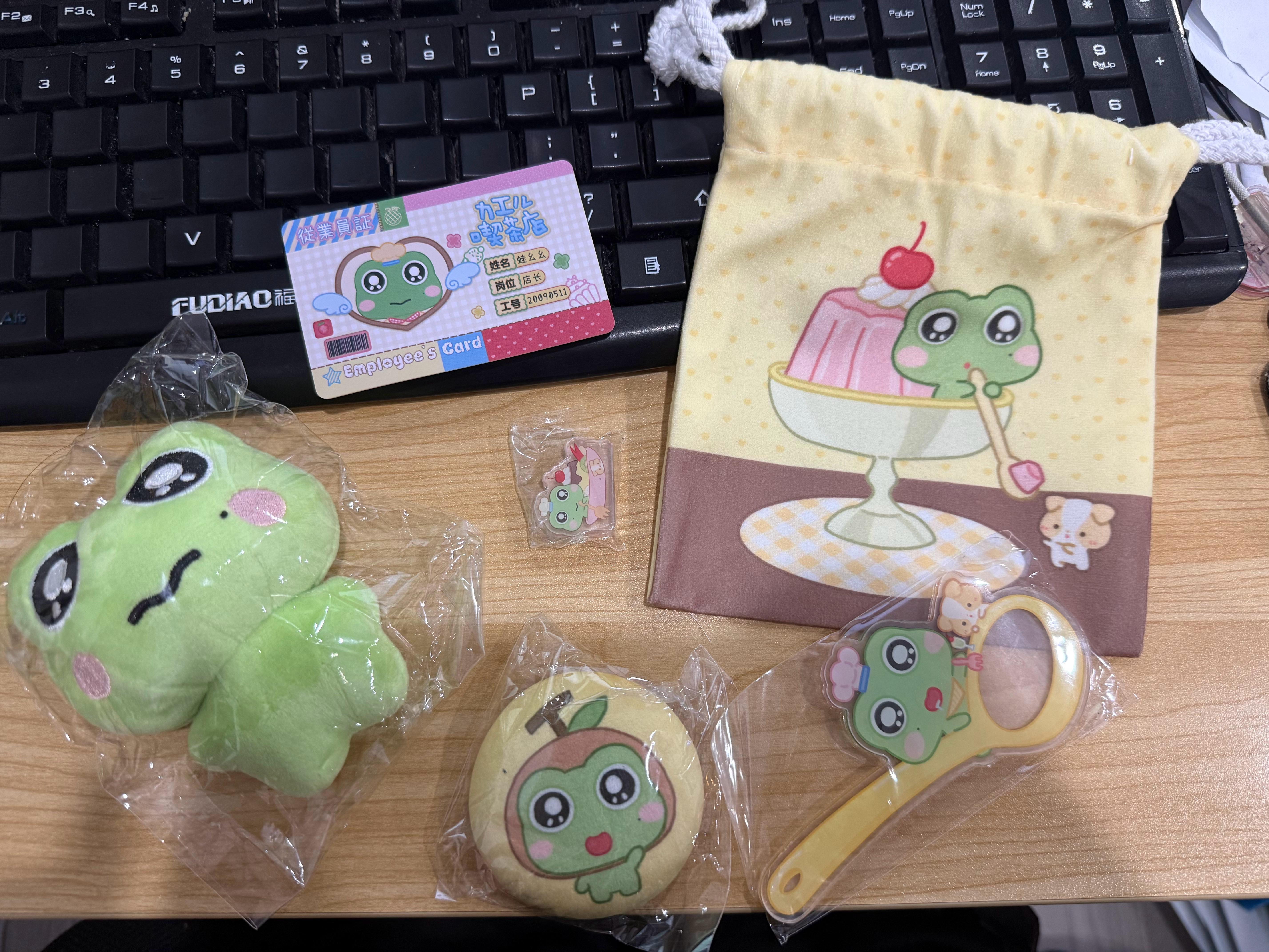 让我们谢谢肠粉欧尼送的蛙幺幺 还有同事送的头套