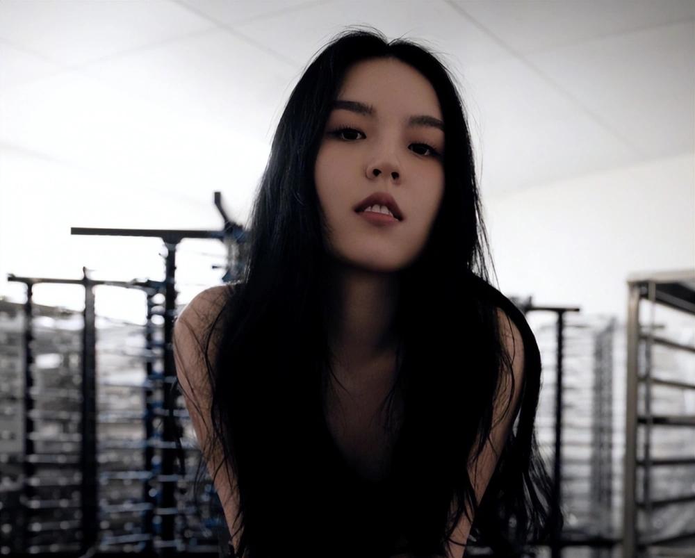 近日，备受关注的李咏女儿法图麦·李宣布正式出道，令人期待她在演艺圈的表现。然而，