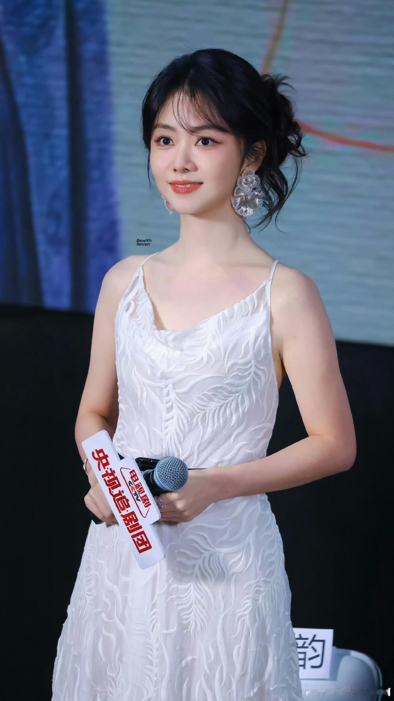 哇哦！谭松韵一身白裙这肤白貌美的，完全是在审美上的
