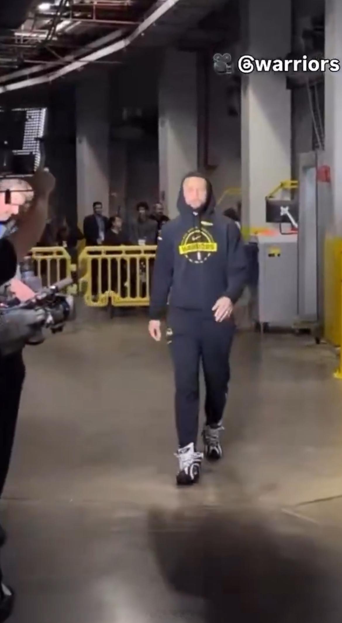 对于库里穿上自己的球鞋，奥胖称对方是他的好朋友，双方团队已经开始接触。