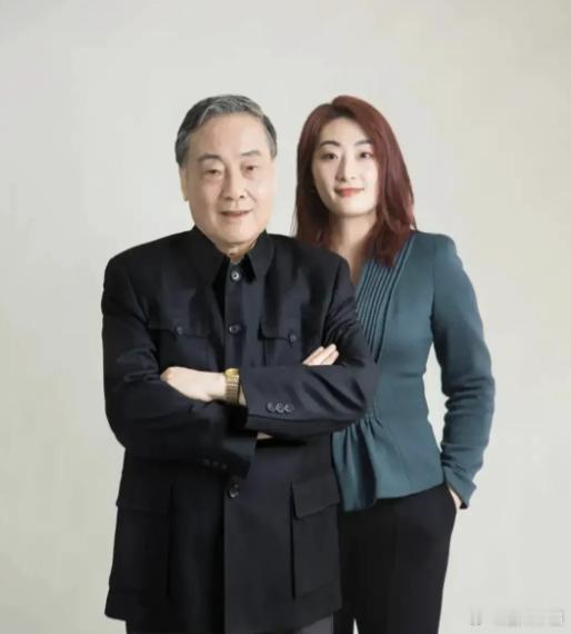 主持人问宗庆后，你女儿好管吗？ 宗庆后摇摇头，我女儿不太好管。 主持人好奇，为什