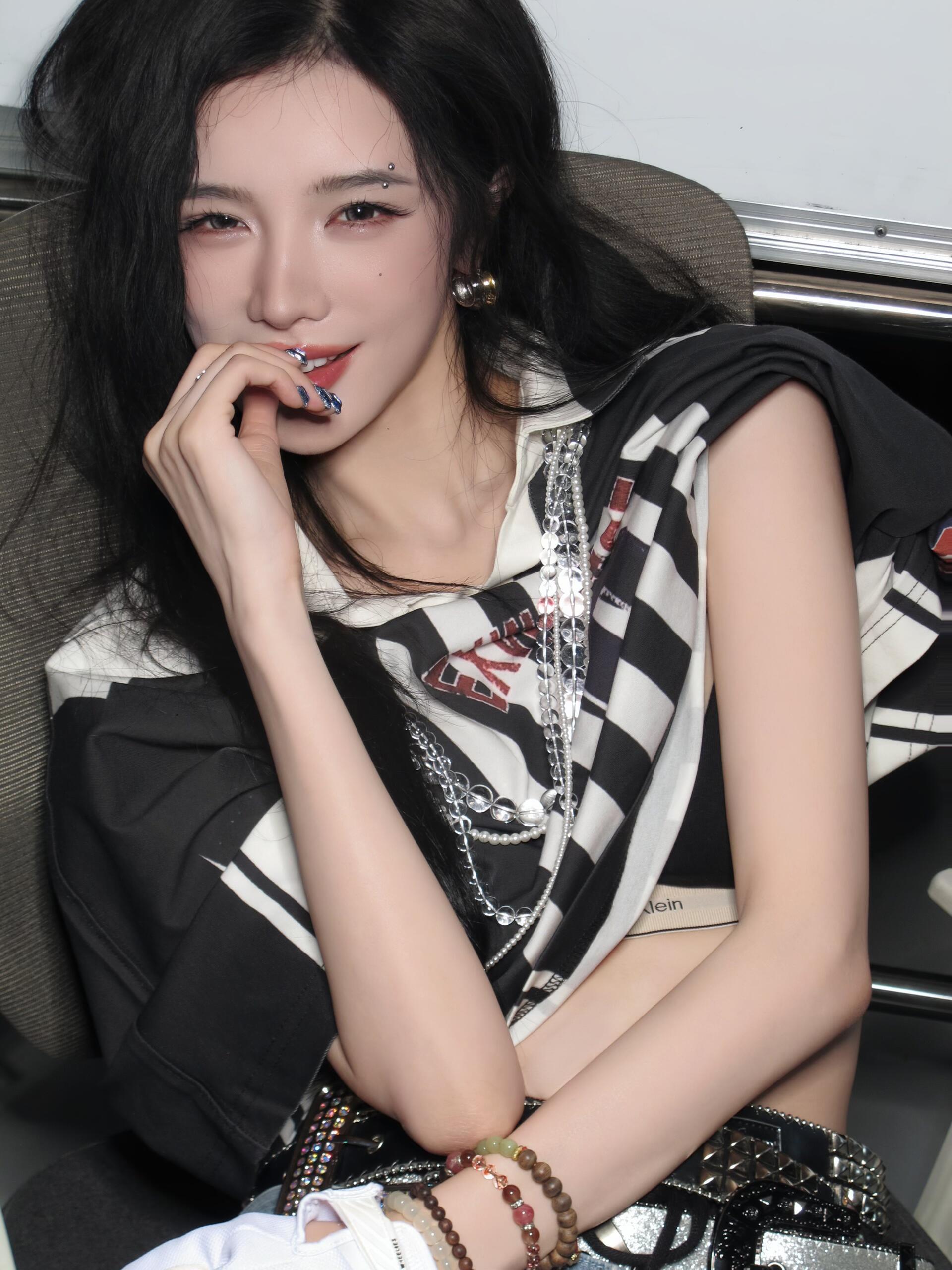 戴燕妮咱就不能换个手机吗就很爱看姐的CCD姐的美貌在低像素里有种特殊的氛围感，就