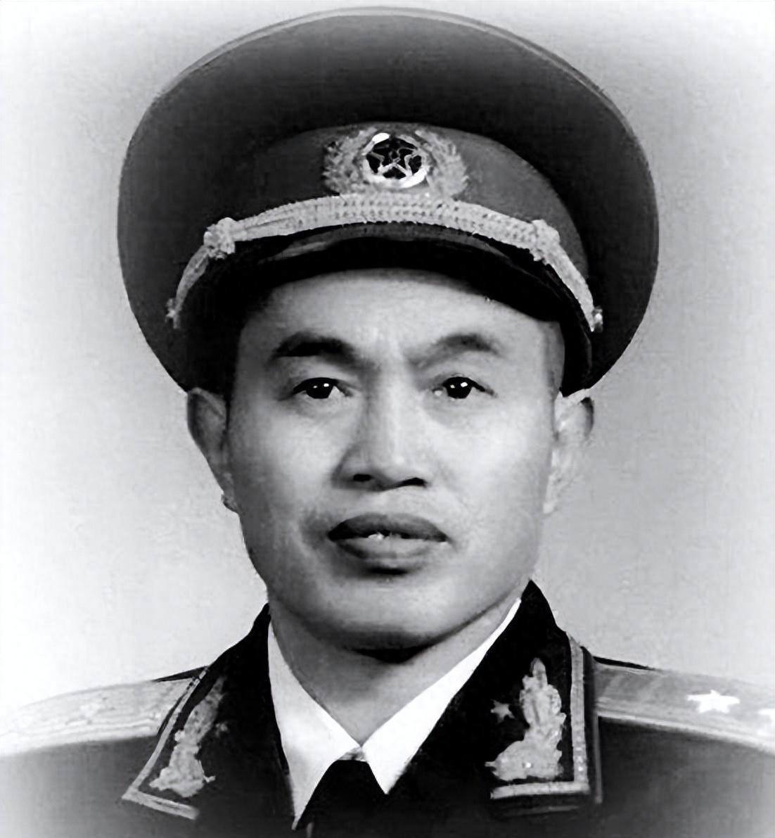 皮定均追悼会现场出现一名陌生老兵，他长跪不起来，这位身份特殊的人究竟是谁？

1