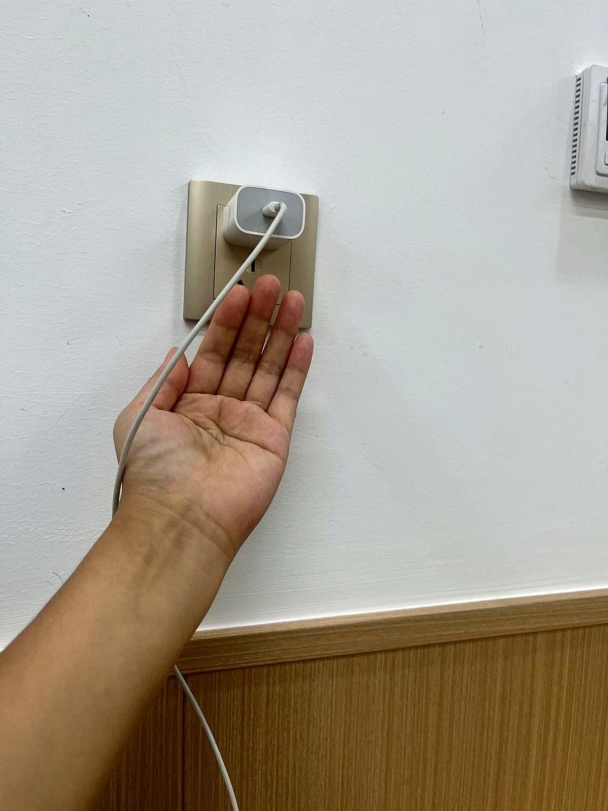 自带充电头也被拒，尴尬到抠脚
老板一句没插孔，把我钉在门口
上午手机剩8%，我拎