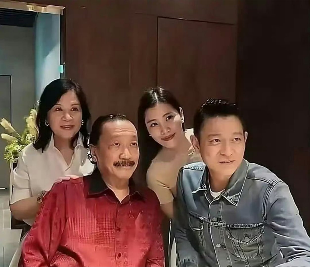 64岁的刘德华终于开始大大方方的公开自己和老婆朱丽倩的照片。  