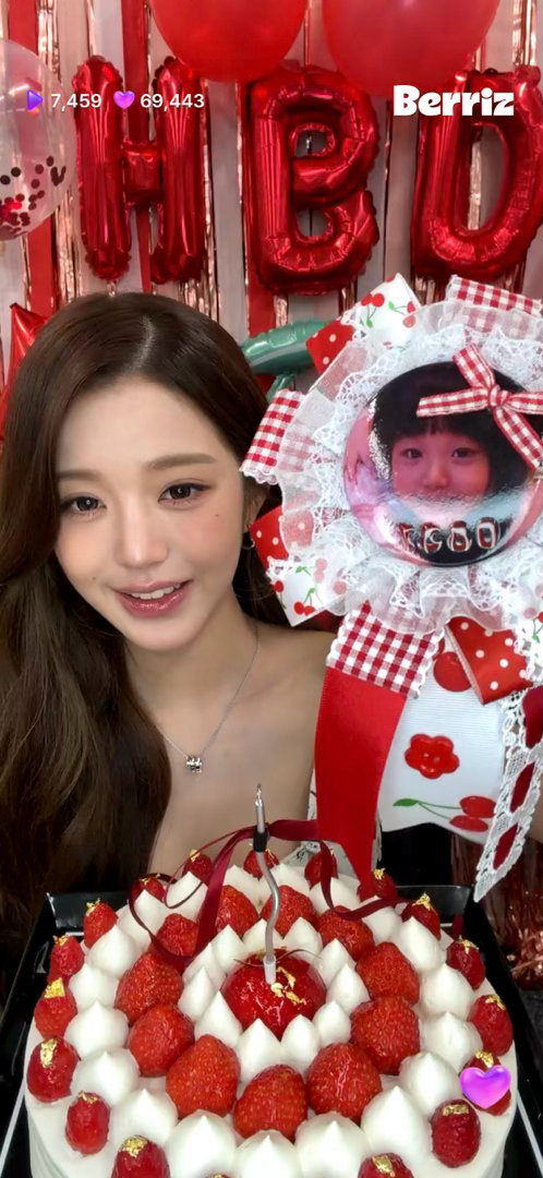 张元英[超话] 生日直播来啦 今年的蛋糕终于大一些了 ​​​