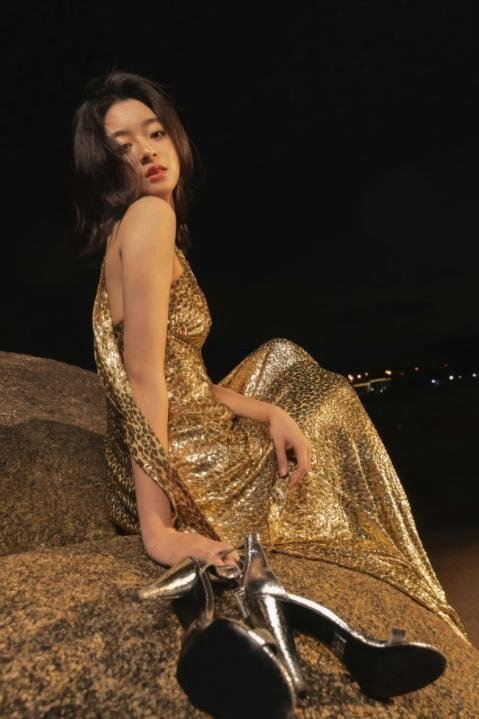 资本家的女儿不会难看的，你看黄杨钿甜艾米就知道了。 ​​​