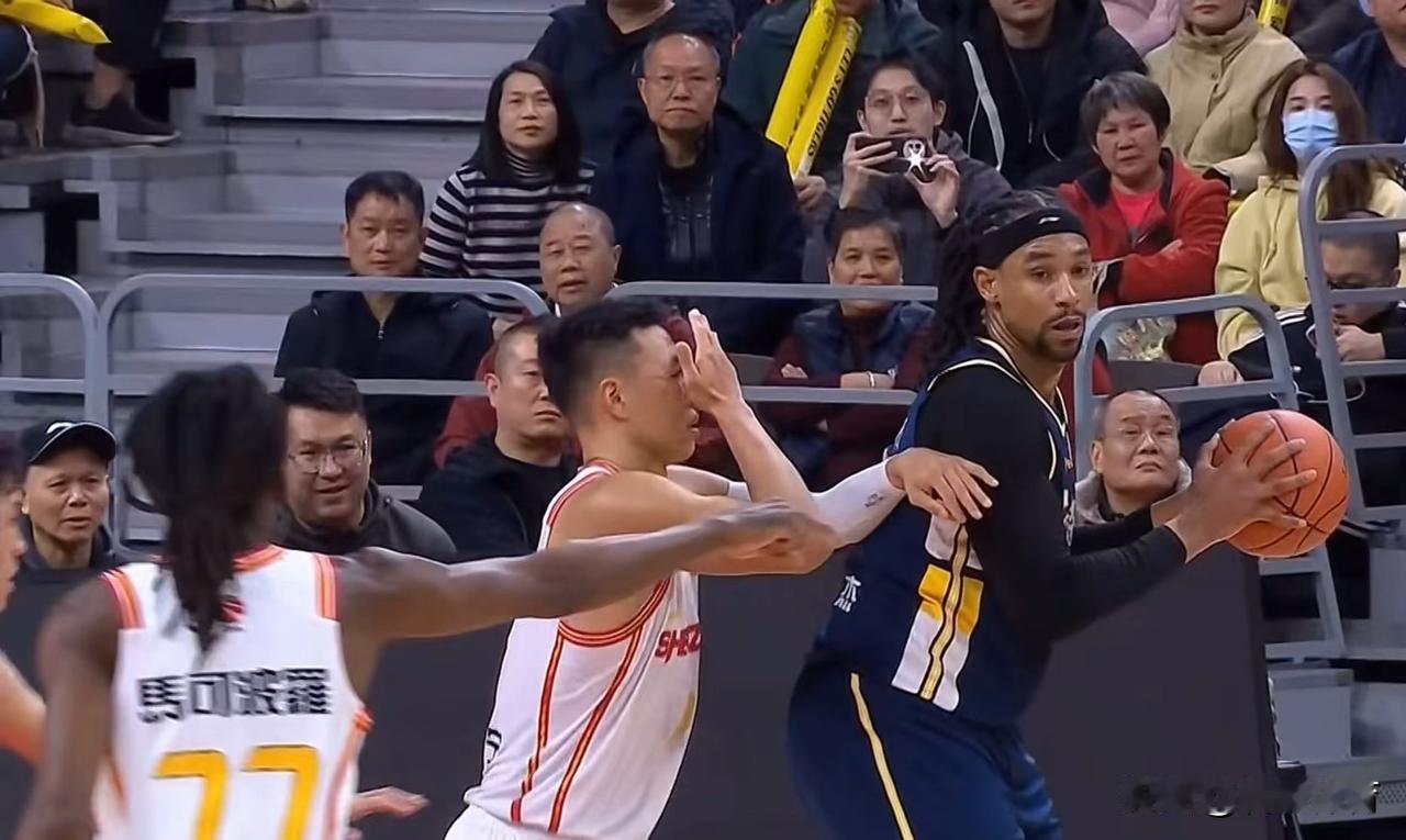 昨晚的广东德比，有多少球迷发现了贺希宁这一动作？

虽然是为了保护已经受伤的脸部