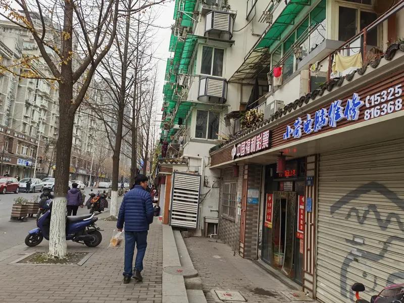 年底家政市场太疯狂，日薪700元都招不到人。走进杭州朝晖二区家政市场，每家店门口