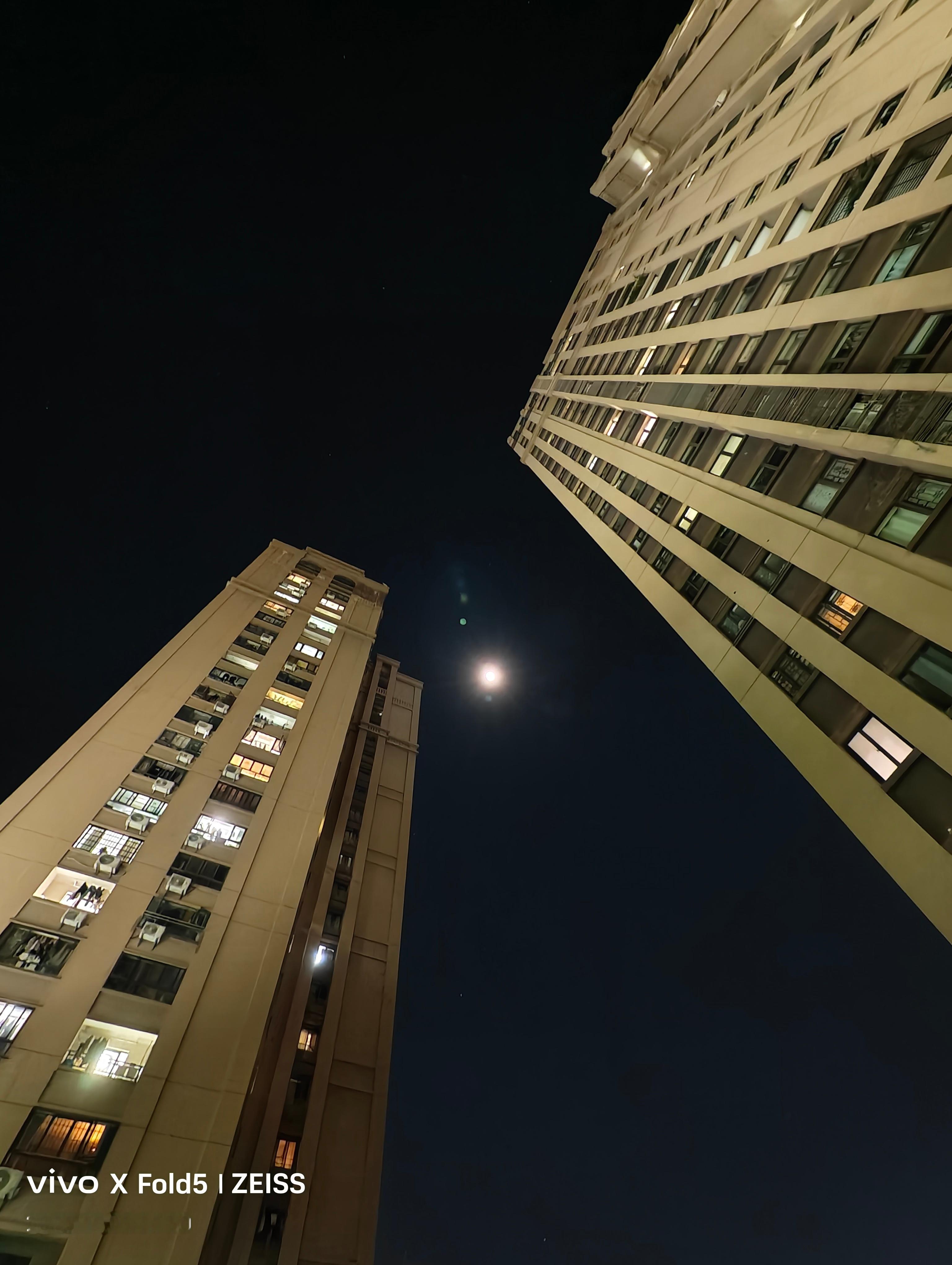 来了，今年最大的超级月亮，折叠屏里面能拍月亮的没有几台，这台vivo X Flo