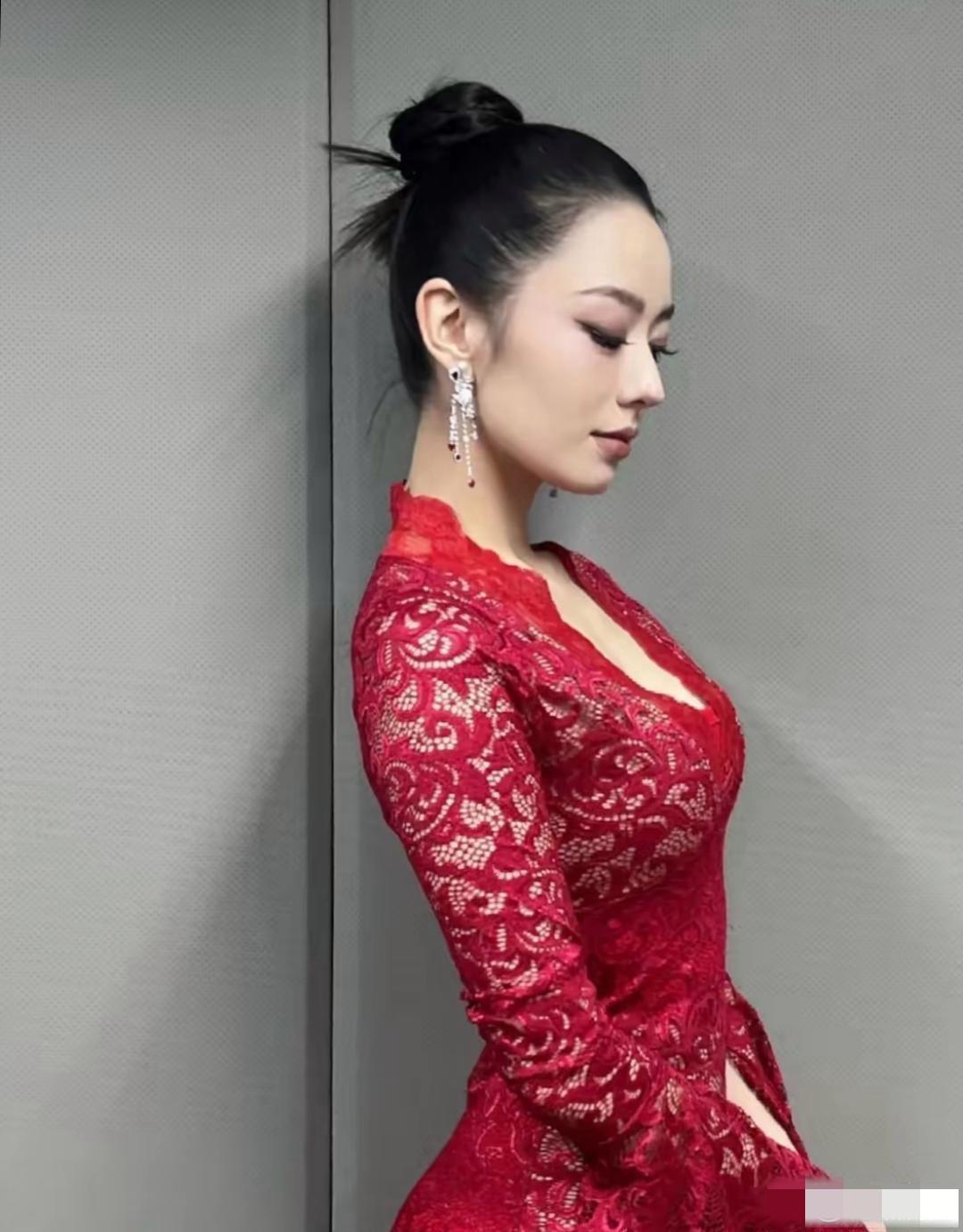 近日，钢琴家郎朗的妻子吉娜在公开场合亮相，其优雅得体的仪态与匀称健康的身材引发了