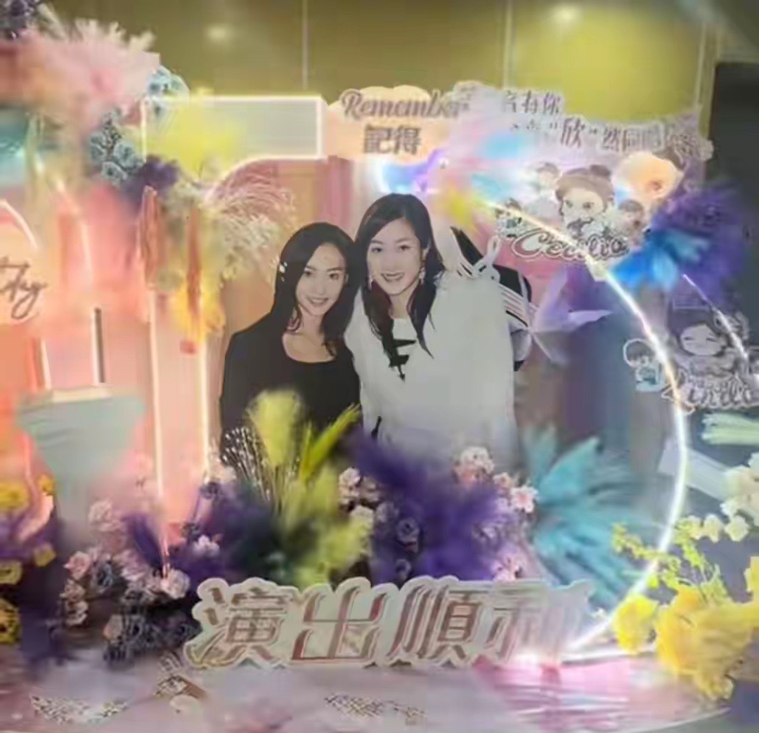 张柏芝现身钟嘉欣演唱会，小儿子张礼承台下观看，戴着帽子好乖巧 