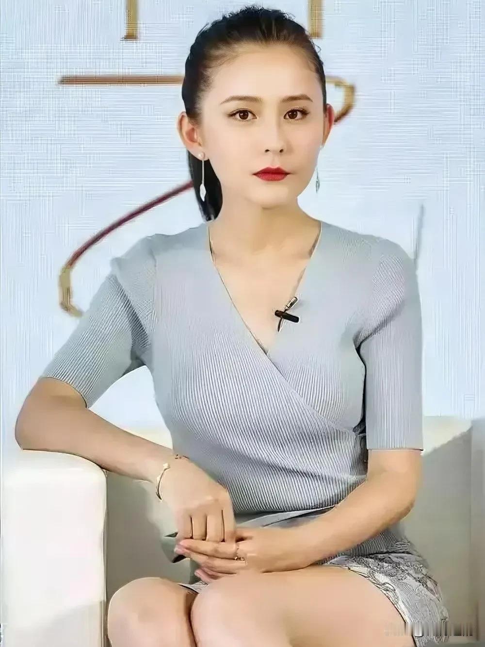 查了热依扎的经历，真是让人佩服。
她小时候因为长得像外国人被同学排挤。长大了又因