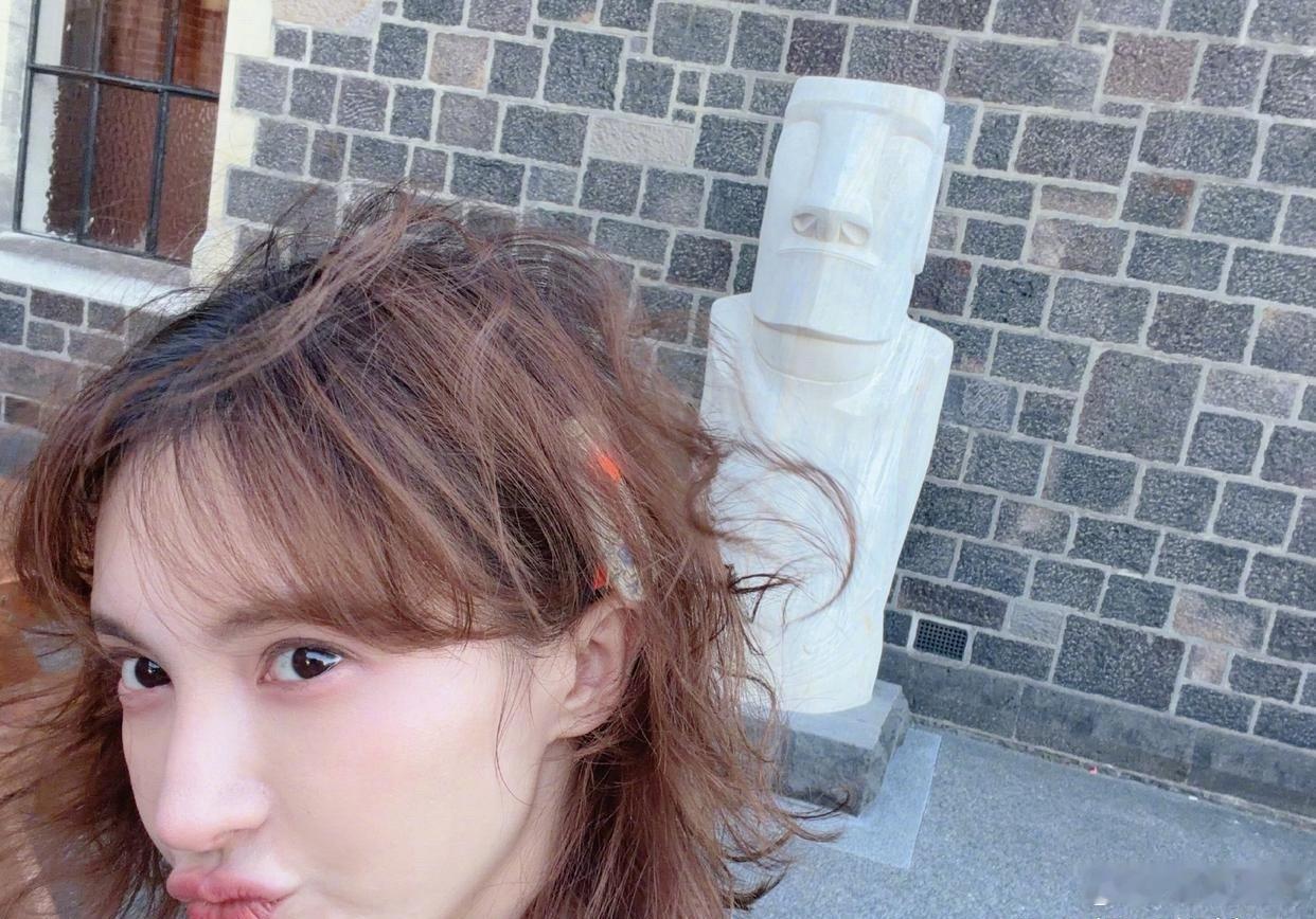 1.金晨和胡夏算是她谈过最认真的一段了，甚至还答应跟着去见男方家长，就是太认真，