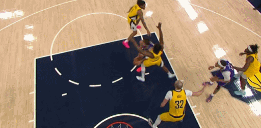 老将榜呢？詹姆斯接球暴起隔扣赫夫！

现在NBA的规则确实有点诡异，就詹姆斯这种