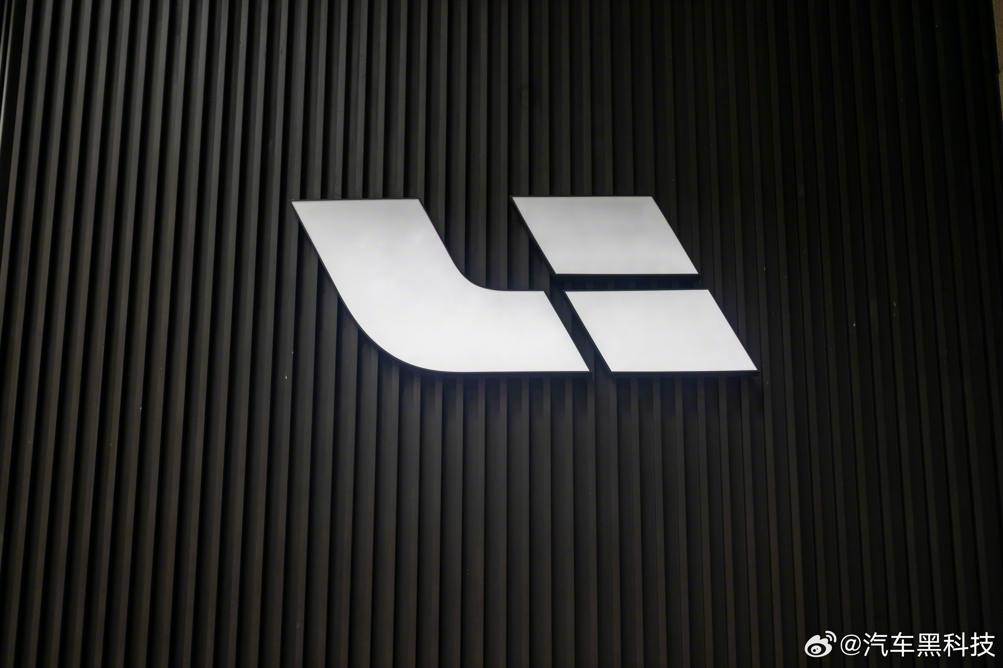 【理想汽车发布2025全年财报】理想汽车现金储备超1000亿  3月12日，理想