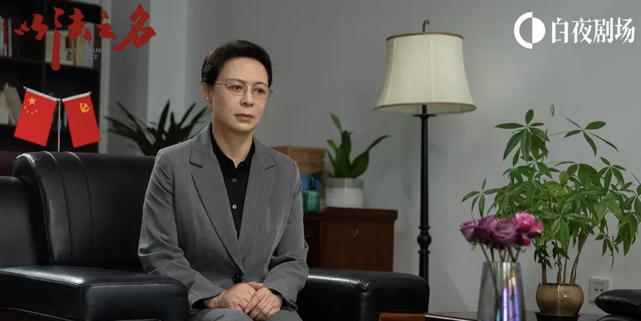 《以法之名》中藏的最深的一个人就是兰景茗！

看起来她无辜，啥坏事都没有干。
