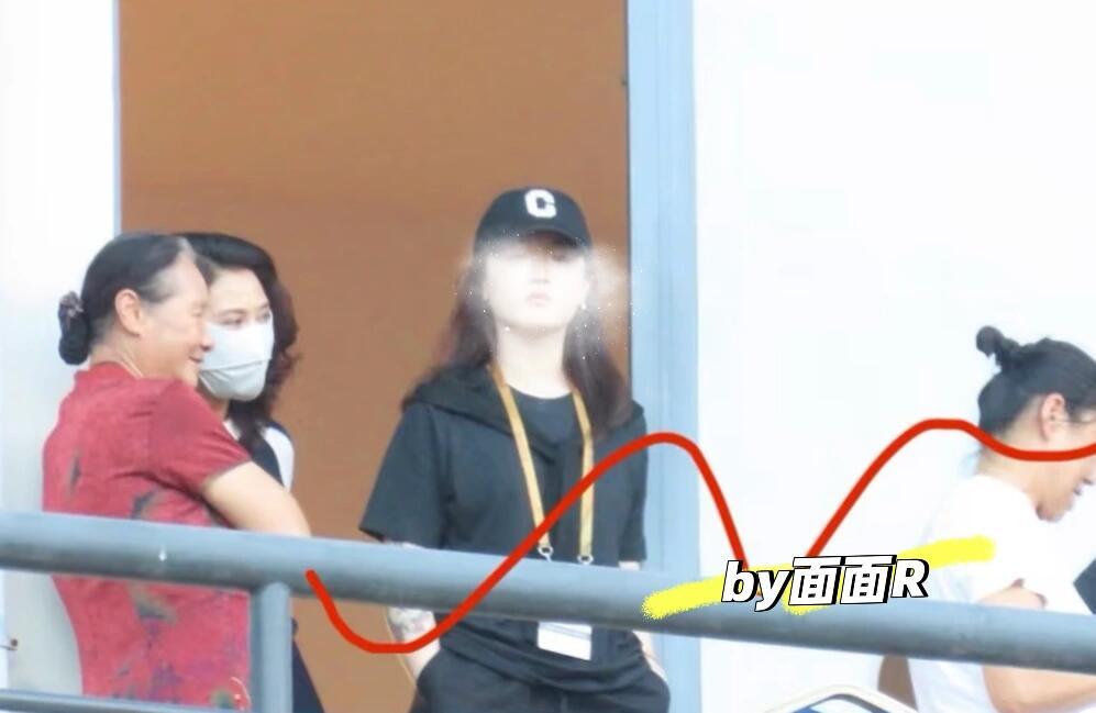 娱乐[超话]严浩翔妈妈姐姐去看演唱会了严浩翔妈妈姐姐也去看演唱会了严浩翔妈妈姐姐