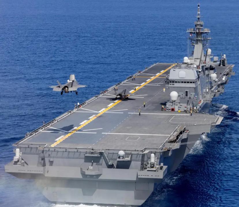 日本“加贺”号准航母南下，看上去是中日航母对峙，实则更像是日本自卫队对内“摆拍”