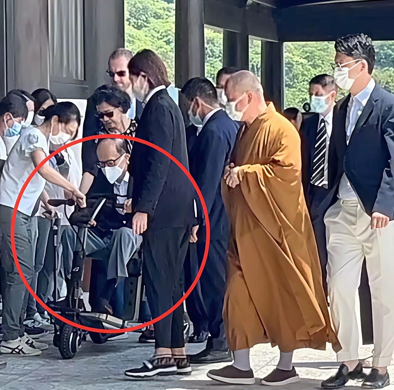 作为一个华人，李嘉诚先生足够热爱这个民族。不要用你短暂的生命，去理解一个1928