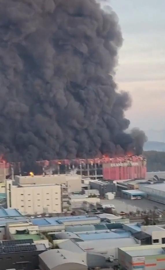 韩国物流中心大火烧了3天还没灭！现场黑烟滚滚像末日电影，消防员拼了60小时仍没控