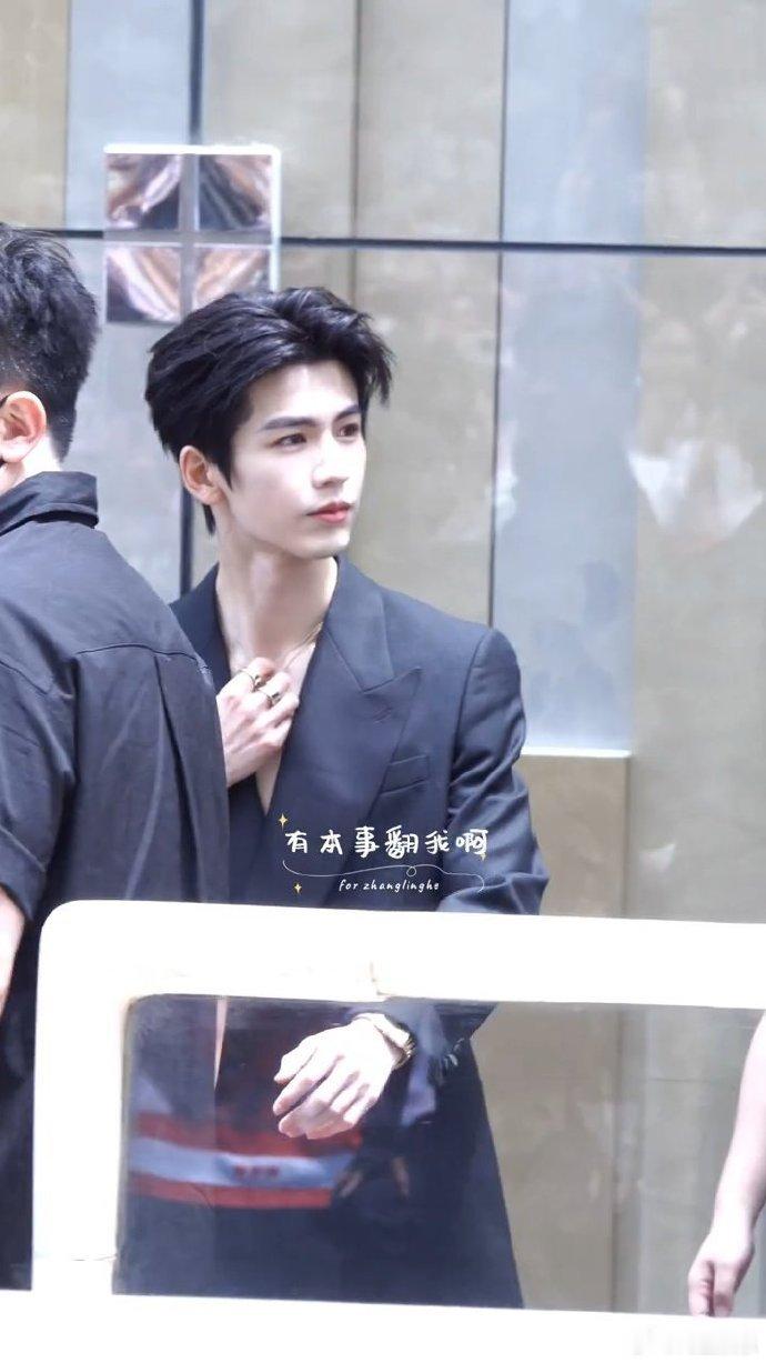 张凌赫背头黑深Vdaddy感张凌赫宝格丽生图状态 张凌赫宝格丽生图状态，张凌赫背