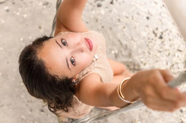 日法混血惊世美貌
拥有法日混血的立体五官，被誉为"亚洲第一美人"（当年）
2岁就