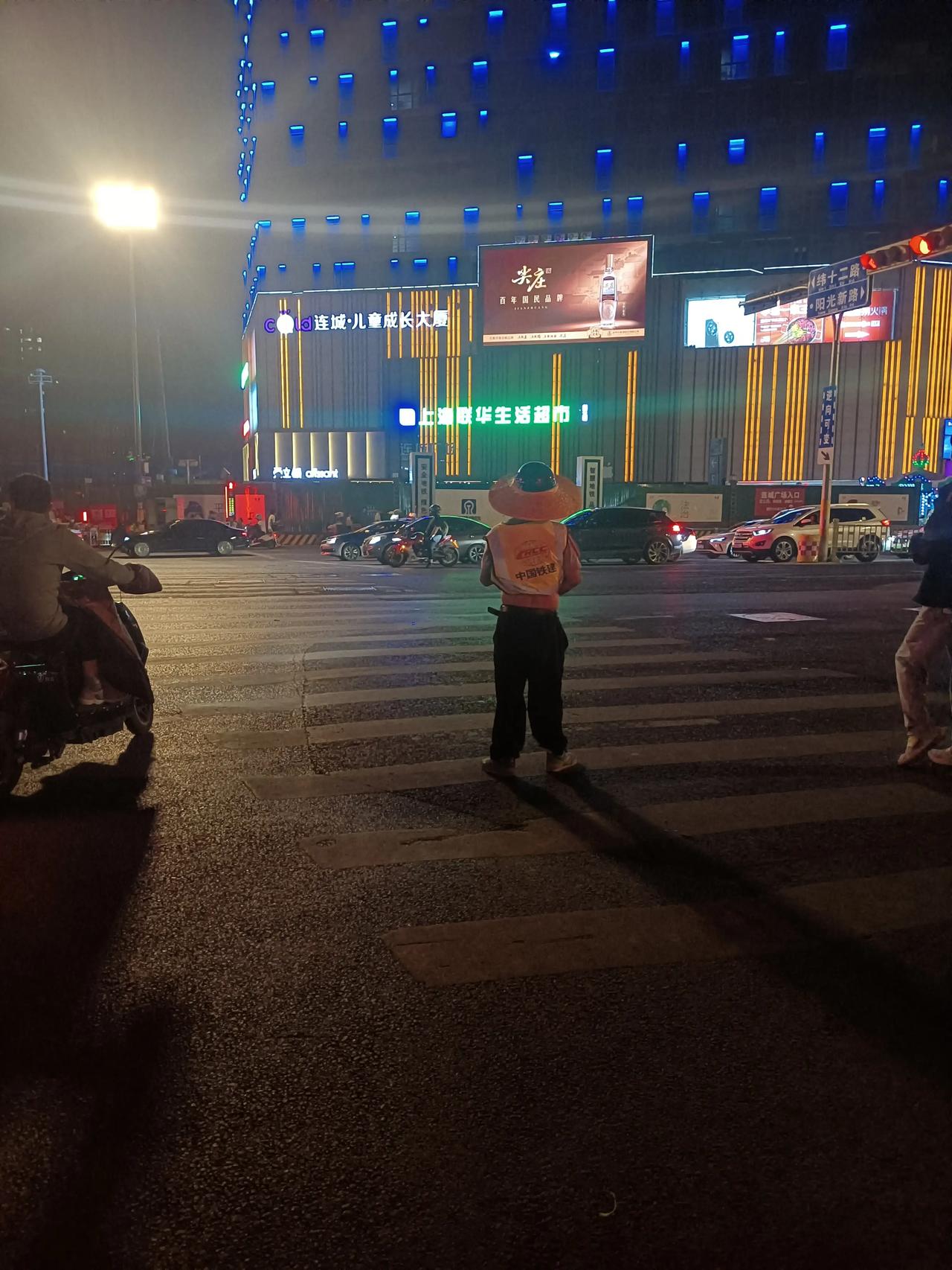 这是工地上的建筑工人吗？
帽子真的非常抢镜呀！
