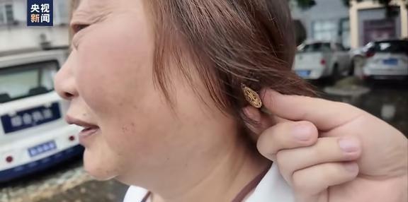 女干部带“金”耳环是谁破防了
近日湖南石门县遭遇持续性强降雨，多地出现险情。龙池