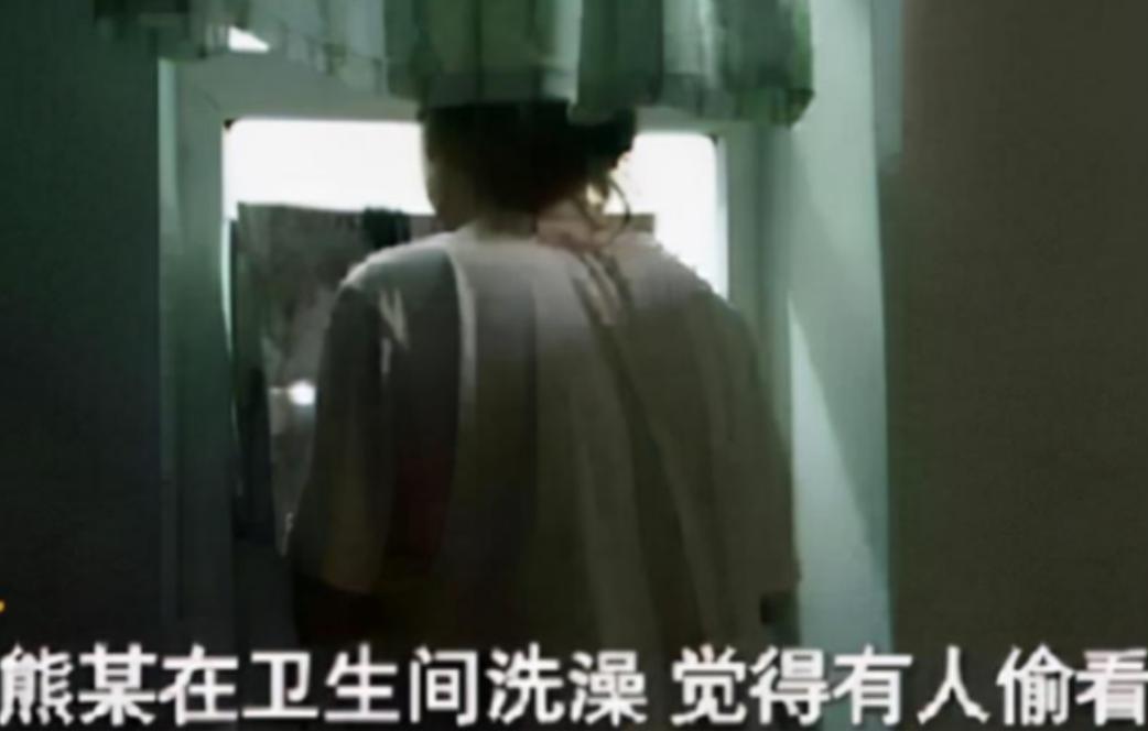 2019年，温州一年轻女子洗澡时，感觉有人盯着自己，她抬头一看，果然，看到了一双