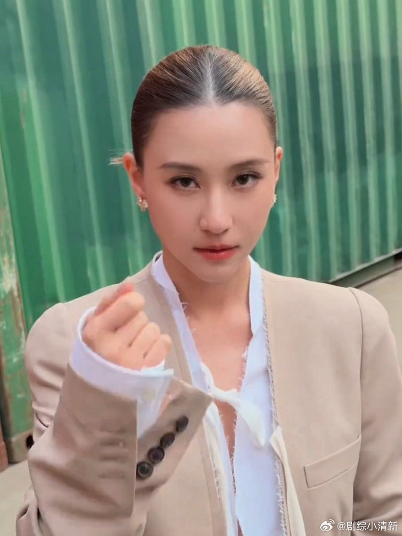 何超莲愚人节复仇摇何超莲cha复仇摇 何超莲这波操作太飒了！别人愚人节忙着说谎告