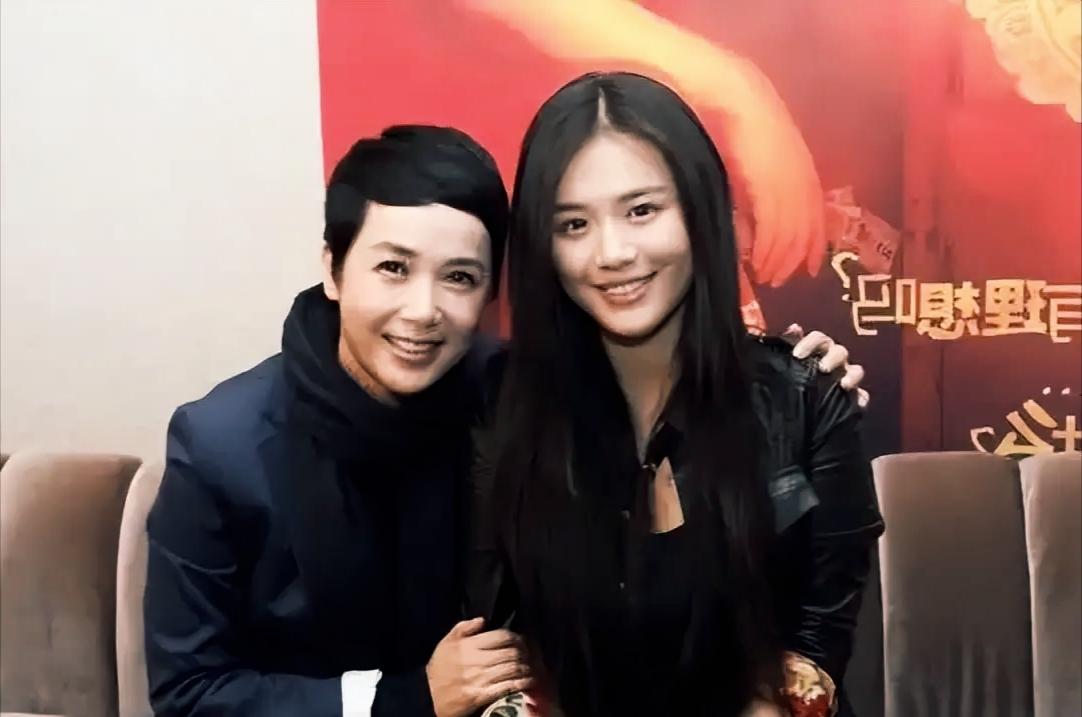 13亿套现与1.2亿“嫁妆”

2016年，蒋雯丽、顾长卫夫妇将旗下公司“首映时