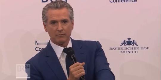 加州州长纽森今天在慕尼黑安全会议上说：“在美国历史上，从未有过比现任白宫主人更具