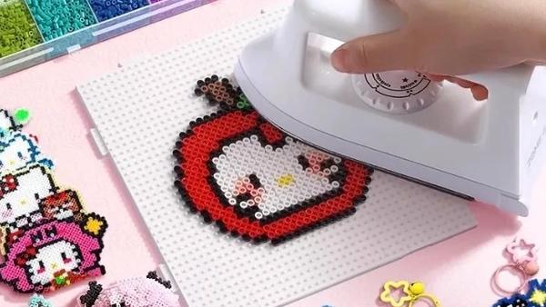 近日，山西一名女孩在玩“拼豆”玩具时遭遇惊险一幕：手中小熨斗突然漏电起火，虽反应