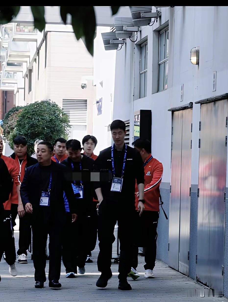 刘国梁与王励勤同时出现在伦敦世锦赛上，边走边交流，这才是国乒最温暖的时刻，合众一
