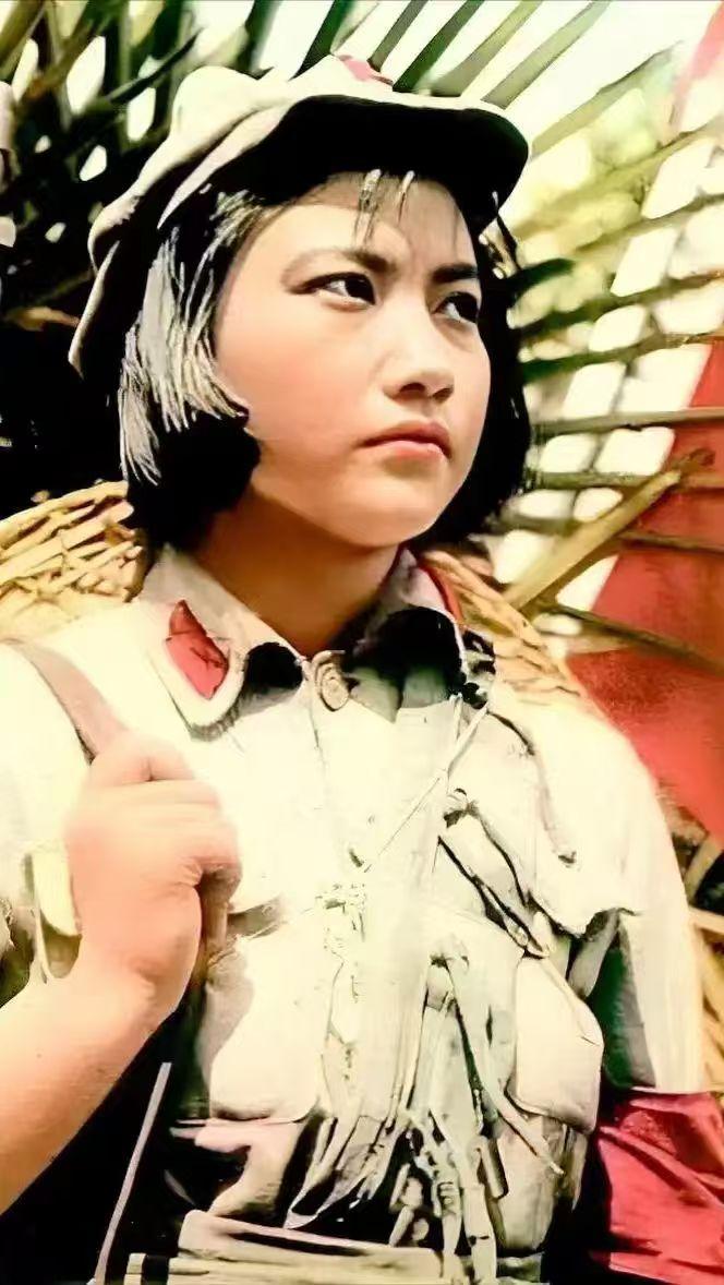 祝希娟，1938年生于江西赣州，国家一级演员，毕业于上海戏剧学院，新中国首位百花