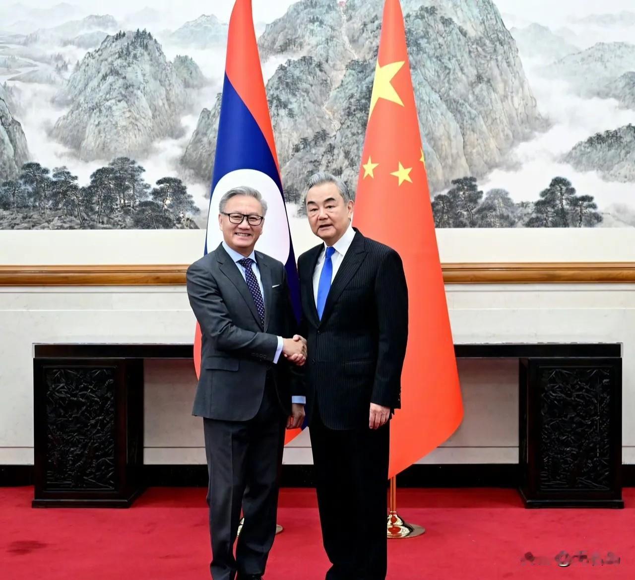 中国老挝谈妥了
北京时间4月30日，老挝副总理兼外长通沙万专程来北京出席中老建交