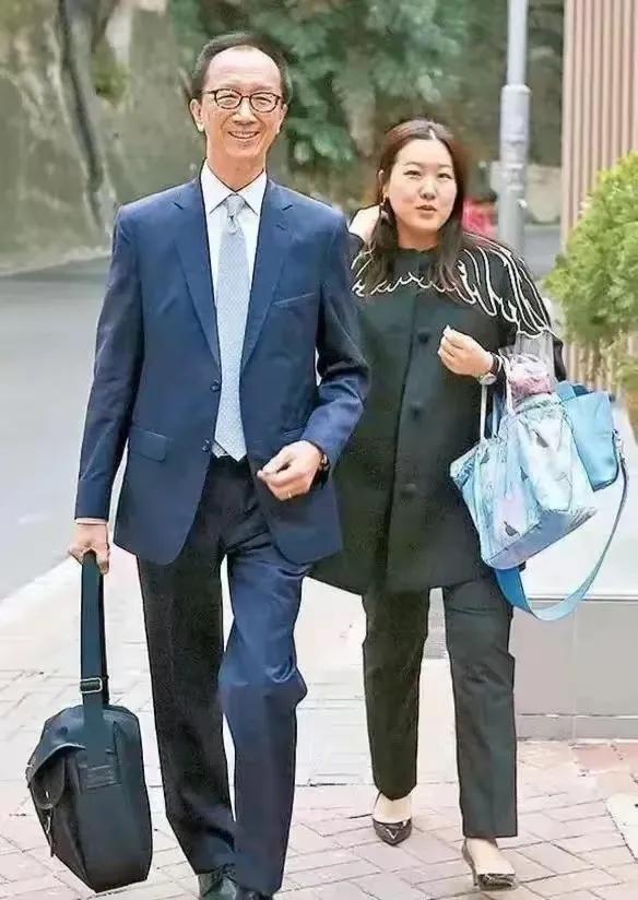 同样是嫁入豪门，为什么伏明霞没有郭晶晶那么耀眼？不是因为伏明霞老公的财力不如霍启